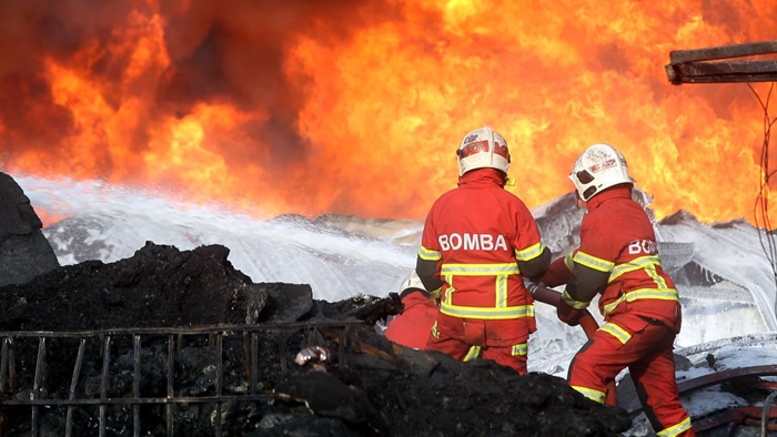 Firefighters working hard to put out the fire at a recycling factory in Jalan Dato Sellathevan, Batu 4 in Kampung Jawa